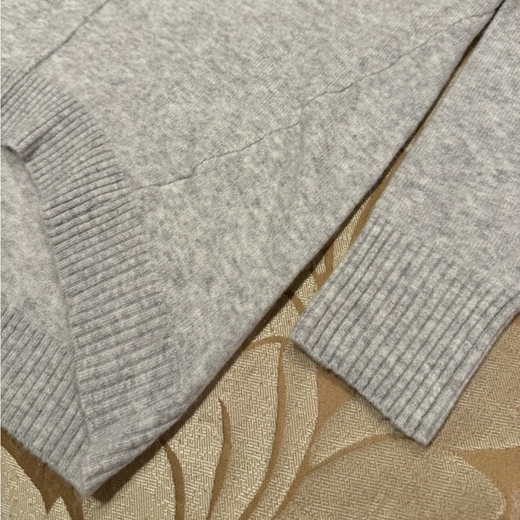 NWT Women’s EXPRESS Seamed V-Neck Tunic Sweater - Silver Heather Gray - Picture 3 of 6